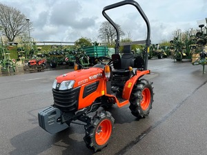 รถแทรกเตอร์อเนกประสงค์ขนาดเล็ก Kubota B1121 21 แรงม้า ขับเคลื่อน 2 ล้อ สีแดง เครื่องยนต์ดีเซล รถแทรกเตอร์สำหรับงานเกษตร ระบบเกียร์ขับเคลื่อน ประสิทธิภาพสูง ความปลอดภัยสูง - Product Image 1
