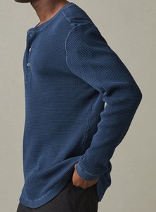 เสื้อยืดแขนยาวทรงโอเวอร์ไซส์ผ้าวาฟเฟิลเนื้อหนาสำหรับผู้ชาย ผลิตจากผ้าฝ้าย 100% ให้ความอบอุ่น เป็นมิตรกับสิ่งแวดล้อม ยั่งยืน พร้อมลายพิมพ์ - Product Image 3