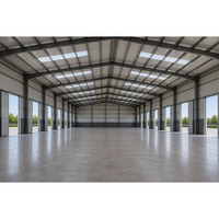 Hangar à grande portée en structure métallique, bâtiment d'usine, entrepôt industriel