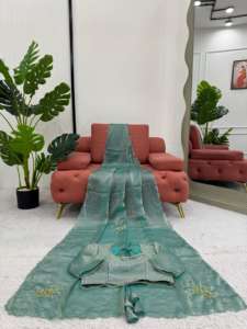 Hermoso diseñador sari con trabajo manual - Product Image 3