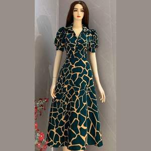 Elegante vestido con cuello de manga corta con patrones florales y rayas para un aspecto elegante y fresco este otoño - Product Image 3