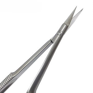 Tijeras de punta fina de calidad, diseñadas para recortar con precisión en manicura, pedicura y cuidado facial. - Product Image 3