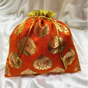 กระเป๋าหูรูดผ้าซาตินสีส้มและสีทองพิมพ์โลโก้ - Product Image 1