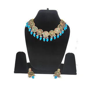 Conjunto de Joyería Fina Blug, Collar de Una Sola Capa con Kundan y Pendientes, Chapado en Oro de 24K, Acero Inoxidable y Cobre para Bodas - Product Image 3
