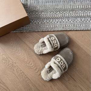 Chaussons d'hiver personnalisés de créateur, fabriqués avec des matériaux de haute qualité, chauds, à semelle épaisse, antidérapants, en fourrure pour femmes - Product Image 1