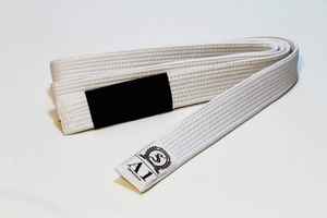 Ceinture de Jiu-Jitsu personnalisée de haute qualité avec BFS-JJB d'étiquette personnalisée pour le Taekwondo des arts martiaux et la sécurité sportive fabriquée au Pakistan - Product Image 3