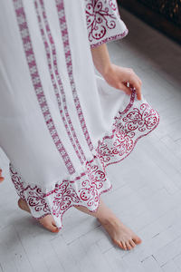 Robe pour femmes, ethnique, tissée, écologique, décontractée, en coton blanc, broderie personnalisée, bouton, manches trois quarts, longueur genou - Product Image 3