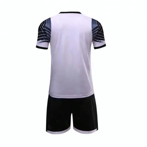 Conjunto de Entrenamiento de Fútbol Ligero y Transpirable con Nombre Personalizado OEM, Camiseta y Pantalones Cortos de Poliéster para Práctica Unisex en Adultos y Escuelas - Product Image 6