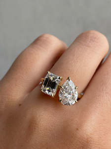 เครื่องประดับที่ดี Moi et Toi 18K แข็งสีเหลืองทองสองหินที่กำหนดเองขนาดมรกตลูกแพร์ตัดซ่อนรัศมีวงแหวนเพชรสำหรับเธอ - Product Image 2