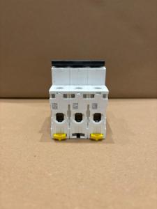 Schneider Acti 9 iC60N-ตัวแบ่งวงจรขนาดเล็ก-3P-2A - C A9F74302โค้ง - Product Image 3