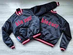 แจ็คเก็ตเบสบอลผ้าซาตินผู้ชายแบบสั่งทำปี 2025 แจ็คเก็ตทีม แฟชั่นสตรีทสไตล์วินเทจย้อนยุค โลโก้ส่วนตัว แจ็คเก็ตวาร์ซิตี้บอมเบอร์สุดหรู - Product Image 4