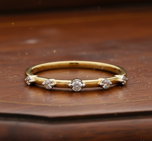 Elegante Anillo de Oro con Múltiples Piedras, Delicado Regalo de Aniversario para Mujer - Product Image 2