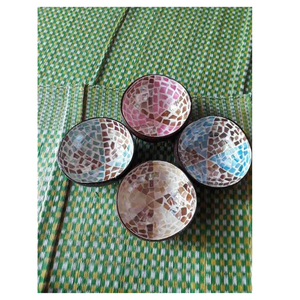 Tazón de cáscara de coco pulido diseñado para encanto rústico perfecto para aperitivos, joyería o exhibición artesanal y regalos - Product Image 1