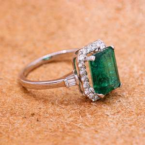 Bague en or blanc 18 carats avec pierre précieuse émeraude taille émeraude certifiée IGI et diamant, bijoux de mode pour femmes, Memoria Jewels - Product Image 3