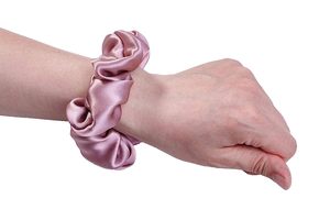 Cravates élastiques pour cheveux en soie 100% avec logo personnalisé Accessoires pour cheveux pour femmes Cravate chouchou OEM fabriquée au Vietnam - Product Image 2