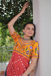 Kurti Estampado de Rayón de Diseño Elegante Estilo Boutique Indio con Trabajo Étnico de Fantasía Kutchi Gamthi, el Más Vendido para Festivales Tradicionales - Product Image 3