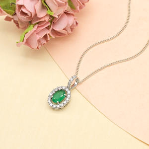 Compre Ahora un Elegante Collar Minimalista con Colgante de Esmeralda Ovalada de 7x5 mm, Oro Blanco Sólido de 14k y Diamantes, Regalo de Boda para Mujer - Product Image 1