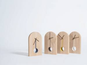 Horloge de bureau minimaliste moderne avec support, cadran rond gris, support en métal noir, design artistique, sculpture, déclaration - Product Image 2