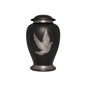 Conception d'oiseau volant sur l'urne adulte de crémation en laiton pour les funérailles urnes de crémation de souvenir de haute qualité - Product Image 1