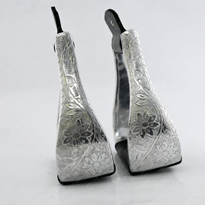 Estribos de aluminio personalizados que ayudan a reducir la tensión, estribos para montar a caballo, cama de pie ligera, equipo ecuestre de diseño abierto - Product Image 1
