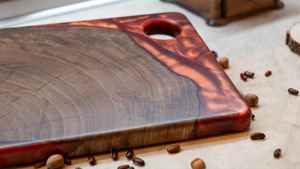 Planche à découper en bois de résine naturelle, fabriquée en bois d'acacia et en bois de manguier, offrant une surface lisse pour un usage quotidien - Product Image 5