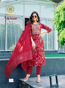 คอลเลคชั่นขายส่ง เสื้อคุर्ตา/คุर्ติสำเร็จรูปสำหรับผู้หญิง ผ้าเรยอนพิมพ์ลายสวยงาม โดดเด่นด้วยลายพิมพ์โปรเซียนสีสันสดใส ทนทาน เหมาะสำหรับงานปาร์ตี้ - Product Image 4