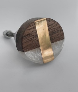 Pomo de puerta de madera y resina de elegancia natural Materiales únicos de resina y madera terrosa combinados en un sofisticado por F S International - Product Image 3