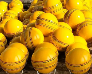 Balle dure de cricket en cuir de haute qualité couleurs blanches balle dure de cricket meilleur prix pour une bonne balle de sport au Pakistan - Product Image 4