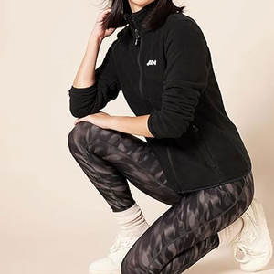 Vêtements de sport d'hiver pour dames Vêtements de haute qualité en coton tricoté respirant à porter sur le dessus Dernier design à col montant Fabriqué au Pakistan - Product Image 4