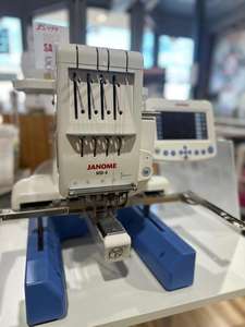 Machine à broder Janome MB-4S de qualité supérieure à quatre aiguilles avec cerceau pour chapeau et cerceaux pour lettrage inclus LIVRAISON À DOMICILE - Product Image 6