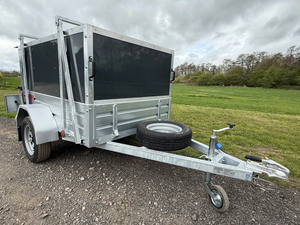 Remolque tipo caja 6x4 con estructura de tienda de campaña y soporte para tienda de techo, en venta a precio económico. - Product Image 1