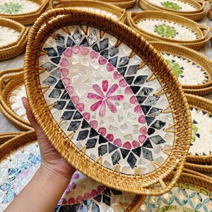 Plateau décoratif en rotin fait main, motif floral rond, style bohème, lot de plusieurs pièces, artisanat en fibres végétales - Product Image 6