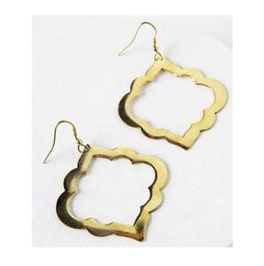 Pendientes de metal dorado hechos a mano con tallas antiguas y ropa ligera y cómoda para un aspecto inspirado en el vintage diario - Product Image 2
