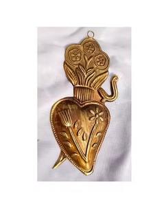 Sagrado Corazón de Metal Dorado para Artículo Decorativo Católico - Product Image 1