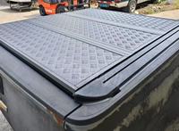 Longwll Personnalisé Alliage D'aluminium Coulissant Tri-Fold Pickup Tonneau Couverture Roulante JMC Grand Avenue Serrure À Clé Fonction Étanche