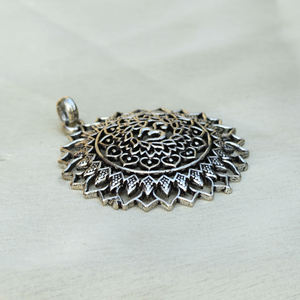 Colgante de Latón con Baño de Oro de 14k con Símbolo Om Shiva, Joyería de Moda para Bodas y Fiestas Indias, Regalo - Product Image 2