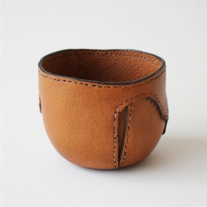 Maceta en miniatura discreta con textura de cuero hecha para espacios de vida tranquilos que dan la bienvenida a la artesanía y la naturaleza por igual - Product Image 1