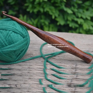 Crochet en bois fait main en résine Aiguilles à tricoter de luxe Outils de couture sur mesure avec ciseaux - Product Image 1