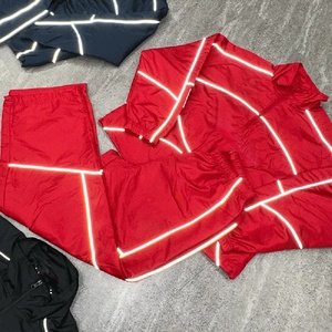 Vente en gros Ensemble de vêtements de sport de haute qualité avec logo réfléchissant personnalisé Pantalon de survêtement à capuche pour homme Survêtement de jogging unisexe grande taille imprimé - Product Image 4