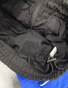 Survêtement en nylon réfléchissant personnalisé avec logo OEM, survêtement de sport d'été à fermeture éclair en 2 pièces pour hommes - Product Image 4