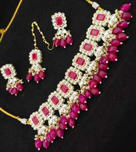 Ensemble de colliers Chokar élégants Kundan Matériau en laiton lourd Produit en vrac Design unique pour filles et femmes - Product Image 1