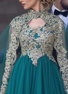 Magnifique femme en une robe longue en tulle vert sarcelle avec un complexe motif en dentelle dorée, col haut et dos cape. - Product Image 3