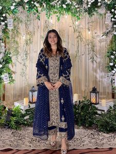 Conjunto de diseñador con hermoso bordado de lentejuelas y zari, top con encaje elegante, pantalones palazzo y dupatta, completamente cosido y listo para usar. - Product Image 2
