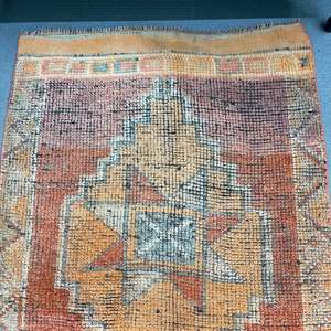 Alfombra Vintage de 2.8x12 pies, Alfombra Turca Roja con Diseño de Puntos - Product Image 2