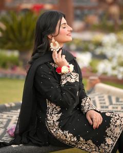 Ensemble de Travail Femme Kurta-Bottom Dupatta Avec Moti Brodé Riveté Imprimé Dessiné à la Main Prêt-à-Porter - Product Image 4