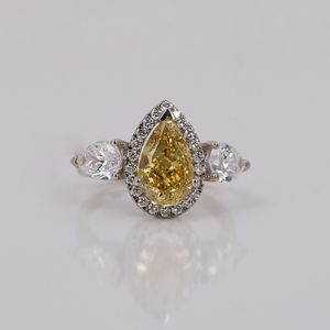 Anillo de compromiso de Halo de tres piedras de diamante creado en laboratorio de corte de pera amarilla, Diamante de corte redondo, anillo de regalo de aniversario de oro sólido de 18KT - Product Image 2