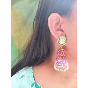Boucles d'oreilles Jhumki peintes à la main roses en alliage de zinc - Product Image 5