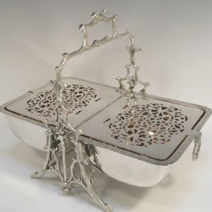 Boîte à biscuits Antique Fenton Brothers Twig Frame Gravé Floral Bird Pattern Biscuit Warmer Server Victorian Silver PlatedFolding - Product Image 3