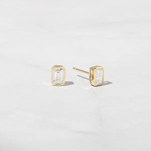 Boucles d'oreilles clous polyvalentes en argent sterling plaqué or avec zircone cubique taille baguette, qualité AAA, design minimaliste à crochet - Product Image 1