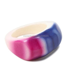 Anillo de resina de moda colorido hermoso pulido hecho a mano de la mejor calidad personalizado al por mayor para mujer hecho a mano en la India - Product Image 1